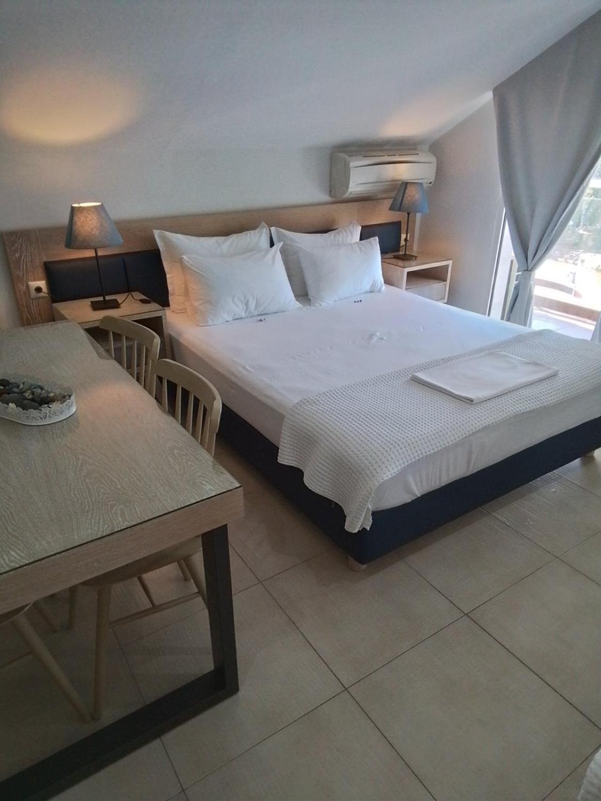 Le Monde Seaview Suites Nea Kallikrateia Exterior photo