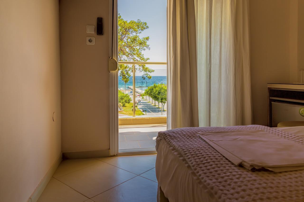 Le Monde Seaview Suites Nea Kallikrateia Exterior photo